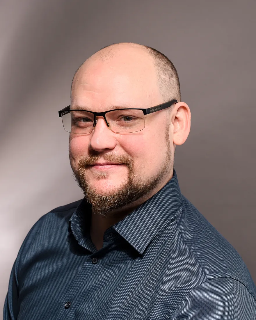 Aaron Deusing, Porträt.